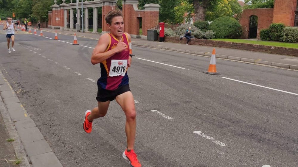 Jake Smith: Ο ταλαντούχος «λαγός» που έφτασε στη κορυφή των ελίτ δρομέων του κόσμου αποκλειστικά στο Runbeat runbeat.gr